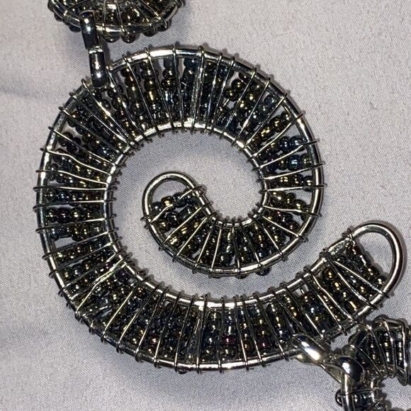 Women Silver Swirl with Black Beaded Chain Jewelry Bracelet and Toggle Clasp - Picture 5 of 7